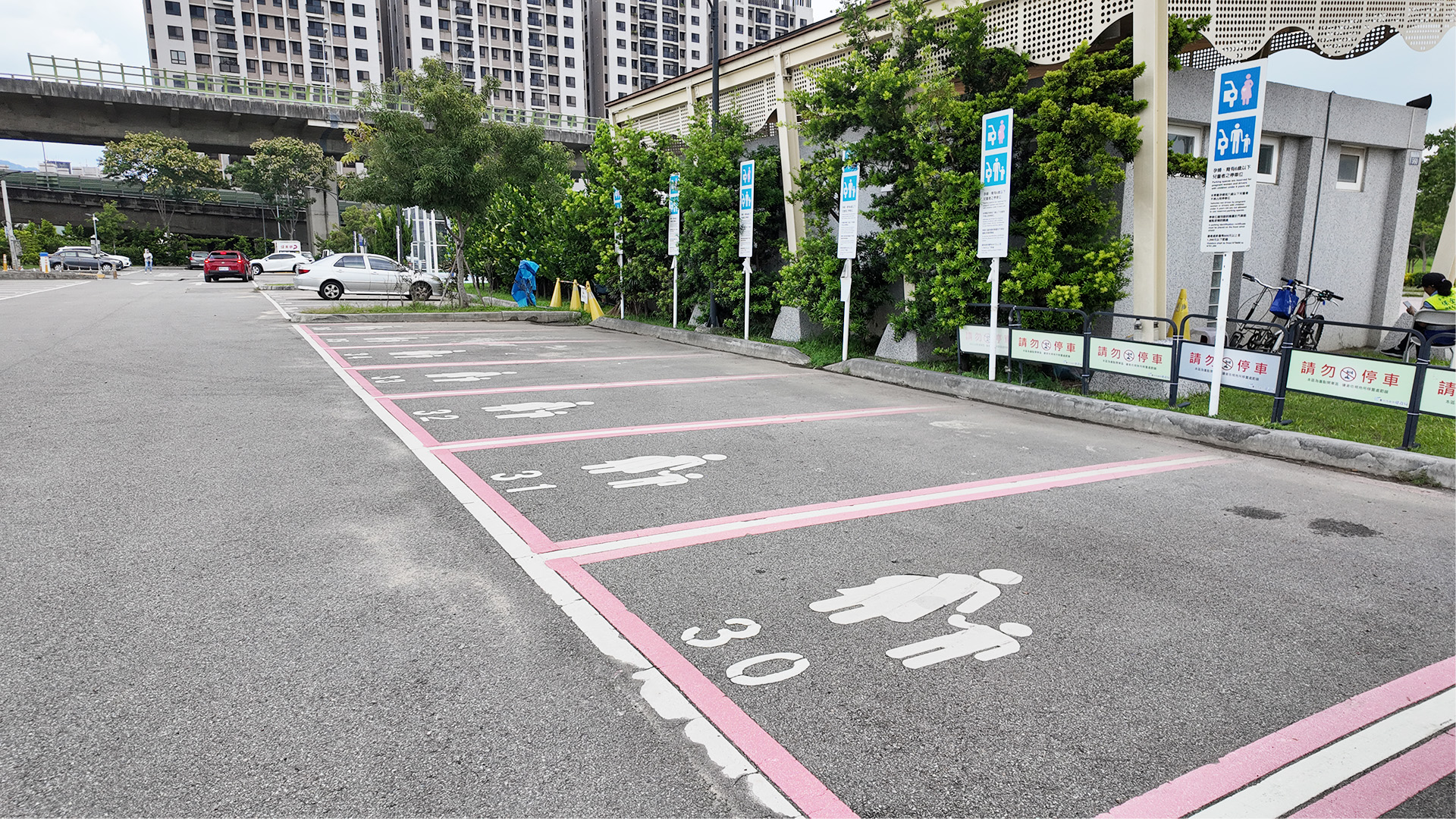 馬卡龍公園婦幼車位