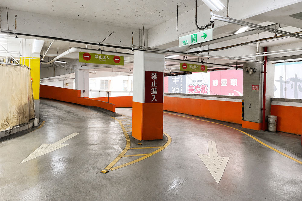  愛買桃園楊梅店停車場