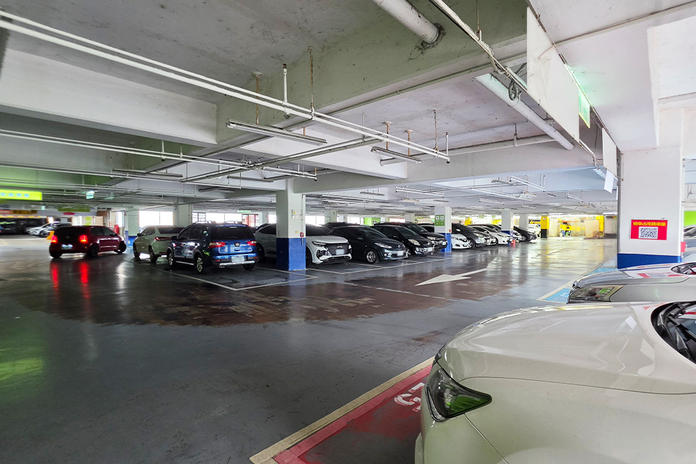  愛買桃園楊梅店停車場