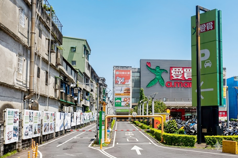  愛買新北三重店停車場