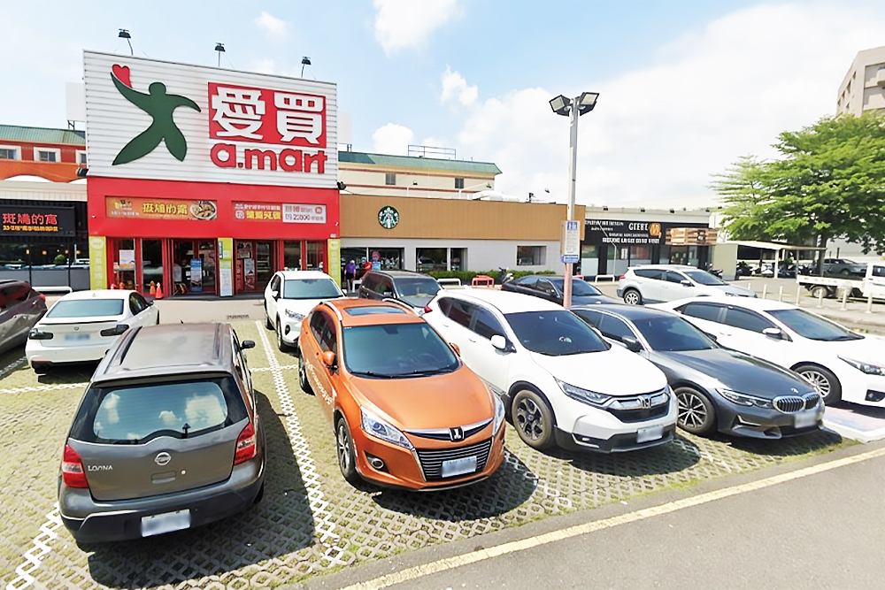 愛買台南永康店停車場