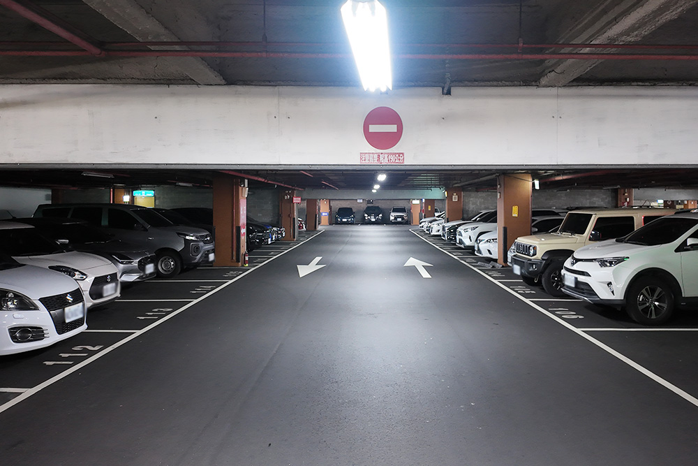  愛買台中復興店停車場