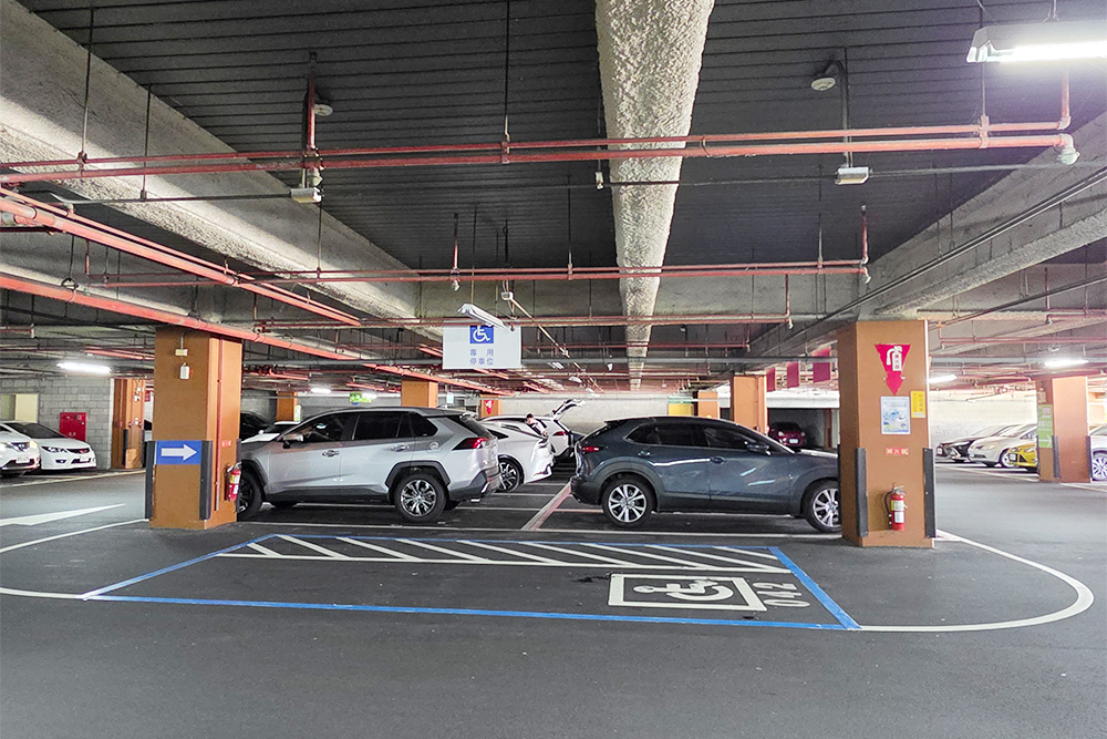  愛買台中復興店停車場