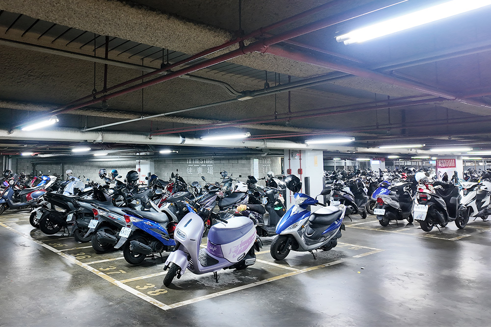  愛買台中復興店停車場