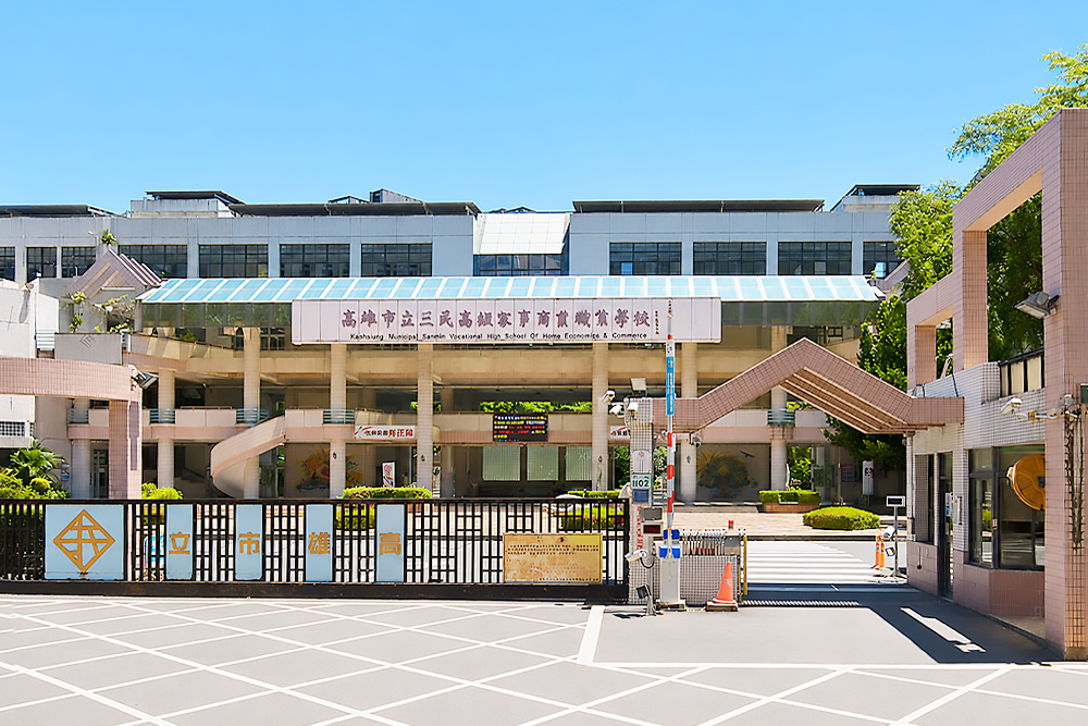 高雄三民家商停車場