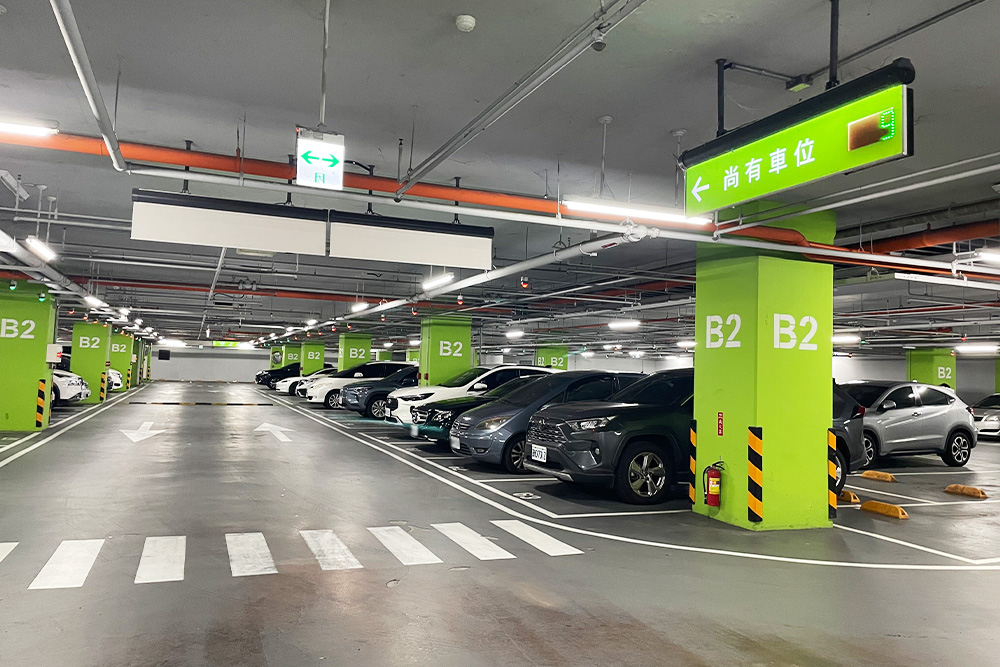  愛買台中水湳店停車場