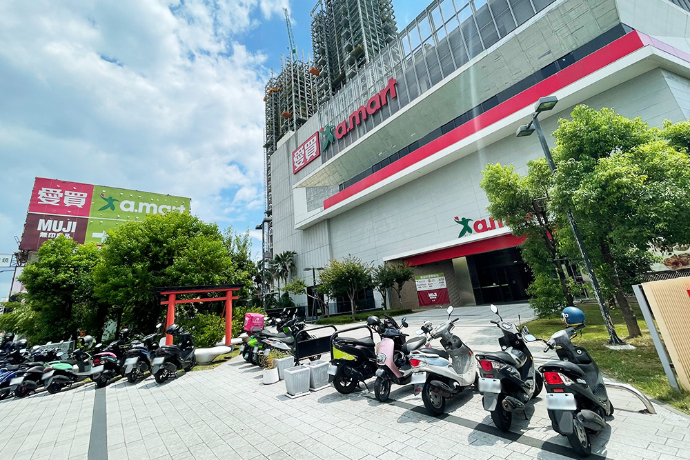  愛買台中水湳店停車場