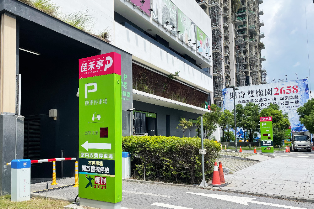  愛買台中水湳店停車場