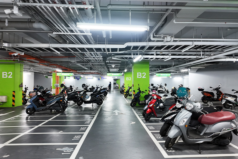  愛買台中水湳店停車場