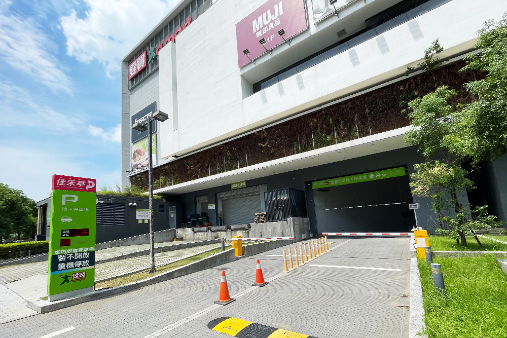  愛買台中水湳店停車場